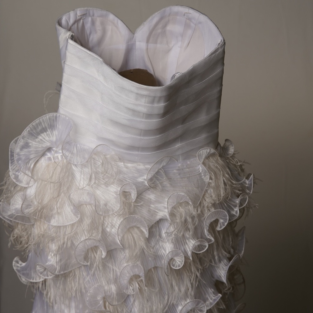 White cocktail dress: feathers and ruffles